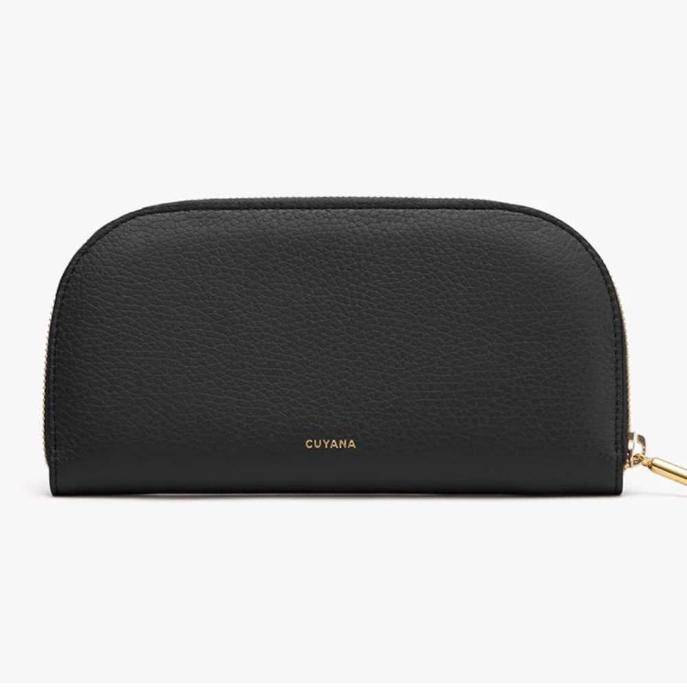 Cuyana curved zip wallet in Italian pebbled black leather